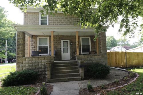 303 N William St, Farmer City, IL, 61842-1221 | Card Image