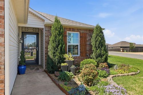 1895 Sussex St, Newcastle, OK, 73065-6622 | Card Image