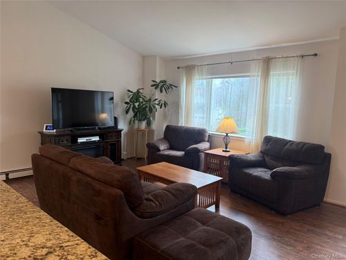 23 Lexington Dr, Newburgh, NY, 12550-1293 | Card Image
