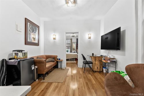 2a-228 W 17th St, New York, NY, 10011-5333 | Card Image