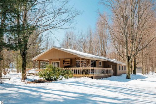 10667 S Timberlee Dr, Traverse City, MI, 49684-8427 | Card Image