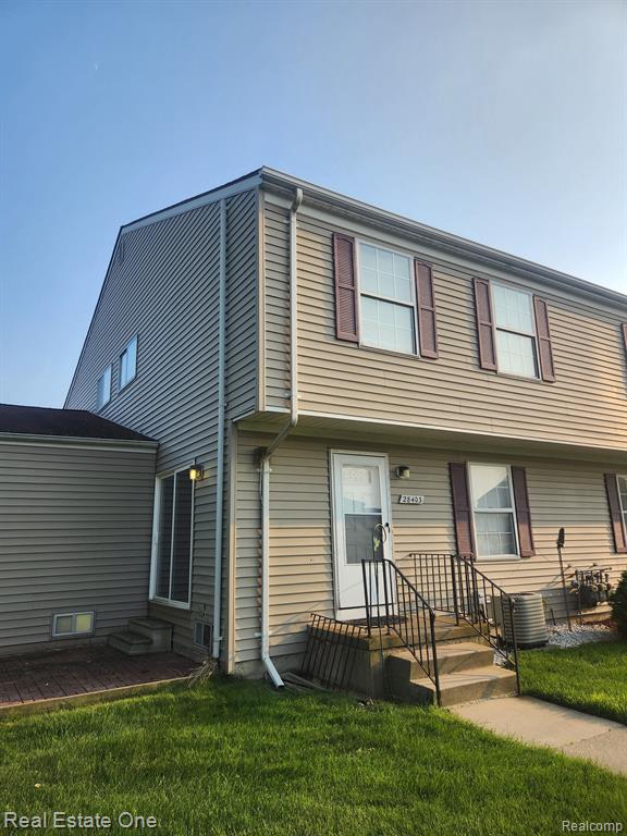Raleigh Crescent Dr, Chesterfield, MI 48051