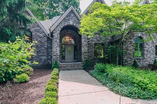 9323 Regency Woods Dr, Kirtland, OH, 44094-9386 | Card Image