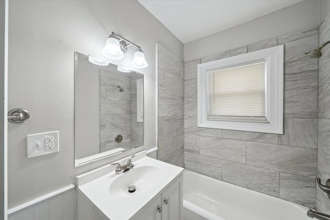 Main Floor Bath | Image 11