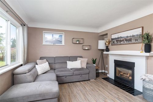 545 Tait St, Victoria, BC, V8Z2C7 | Card Image
