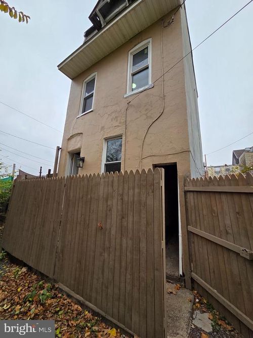 614 S 10th St, READING, PA, 19602-2520 | Card Image