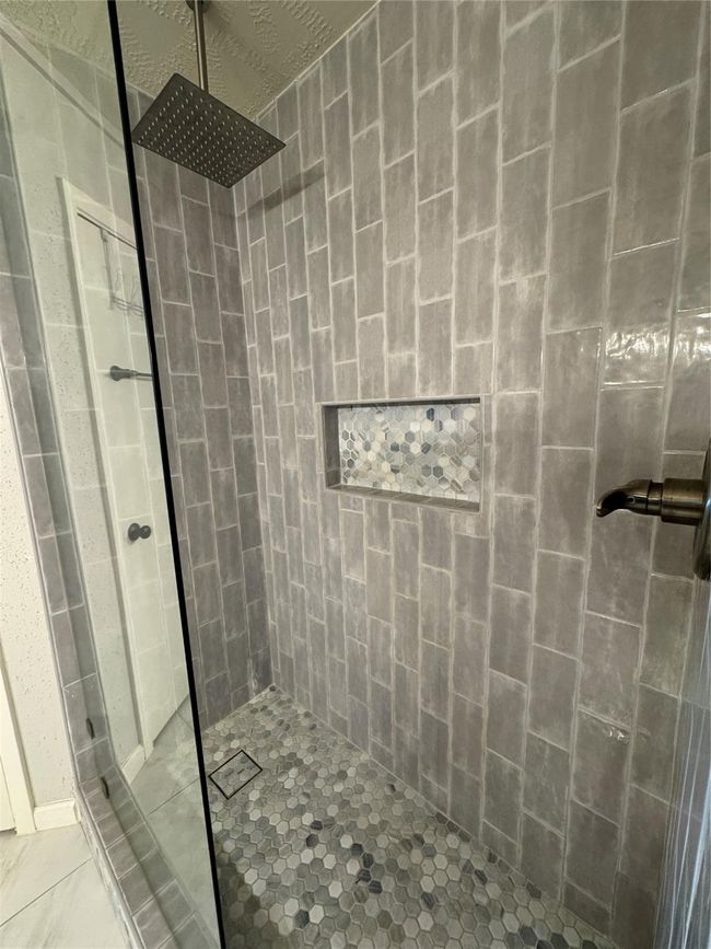 Shower with rain style shower head | Image 22