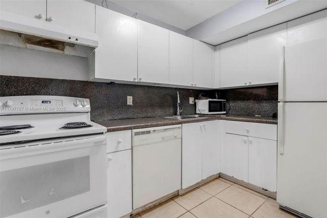 APT-115 - 4235 N University Dr, Condo with 2 bedrooms, 2 bathrooms and null parking in Sunrise FL | Image 6