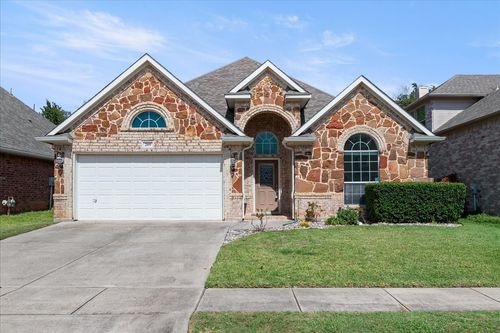 209 Edinborough Dr, Euless, TX, 76039-4334 | Card Image