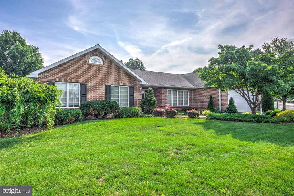 Whisper Ln, New Holland, PA 17557
