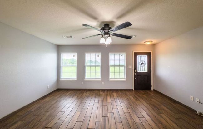 592 S Baese Rd, House other with 3 bedrooms, 2 bathrooms and null parking in Elm Mott TX | Image 4