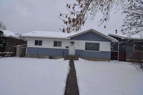 1235 19 Street Ne, Home with 5 bedrooms, 2 bathrooms and 2 parking in Calgary AB | Card Image