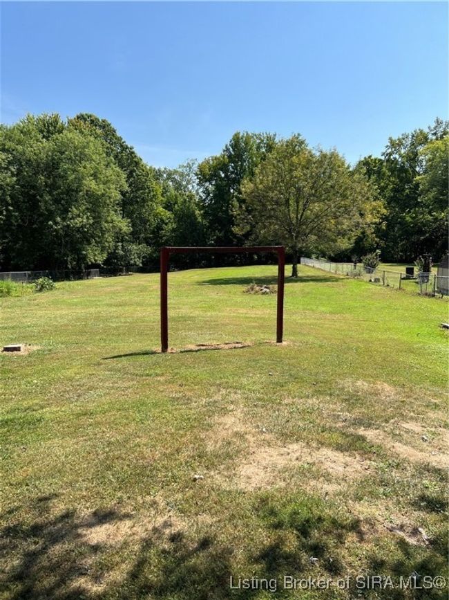 Large fenced back yard | Image 29