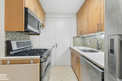 3x-70-25 Yellowstone Blvd, Forest Hills, NY, 11375-3167 | Card Image