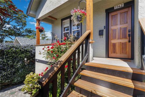1742 Albert Ave, Victoria, BC, V8R1Z1 | Card Image