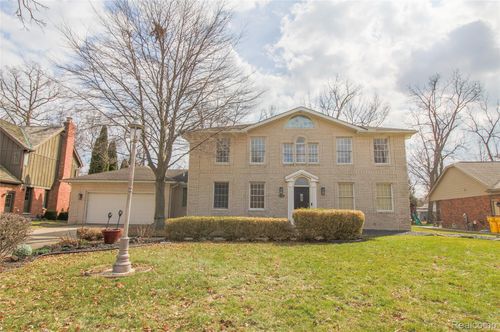 8121 Saint James Dr, Grosse Ile, MI, 48138-1716 | Card Image