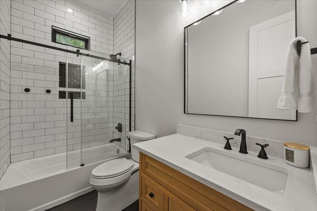 Guest full bath | Image 14