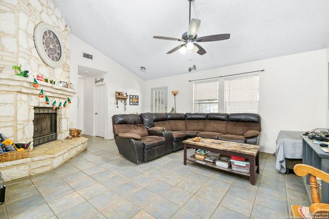 207 Cibolo Branch Dr, House other with 3 bedrooms, 2 bathrooms and null parking in Boerne TX | Image 5