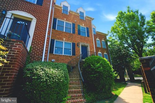 2402 N Greenbrier Court, ARLINGTON, VA, 22207 | Card Image