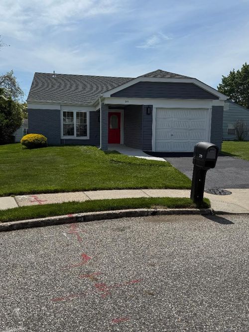 379 Larchmont Court, Brookhaven, NY, 11961 | Card Image