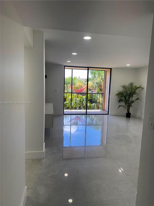 413-8635 Nw 8th St, Miami, FL, 33126-5952 | Card Image