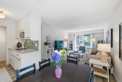 203-270 W 3rd St, North Vancouver, BC, V7M1G1 | Card Image