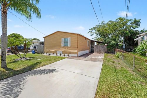 739 Driftwood Ln, TARPON SPRINGS, FL, 34689-4105 | Card Image