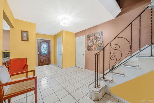 23 Caroline Ct, Babylon, NY, 11703-1823 | Card Image