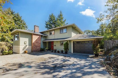 997 Karen Cres, Saanich, BC, V8X3C7 | Card Image