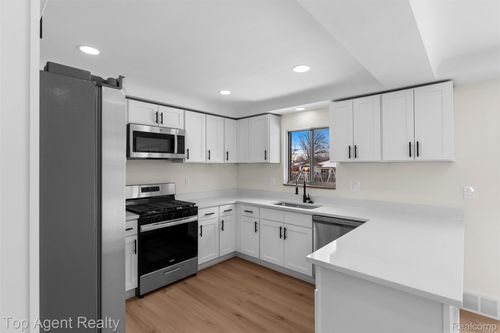 24336 Warrington Ct, Eastpointe, MI, 48021-1323 | Card Image