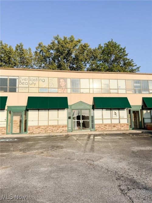 7543 Broadview Rd, Seven Hills, OH, 44131-5631 | Card Image