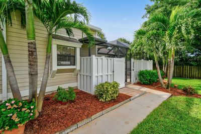 1304 Summerwinds Lane, Townhouse with 3 bedrooms, 2 bathrooms and null parking in Jupiter FL | Image 3