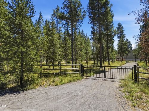 17043 Elsinore Rd, Bend, OR, 97707-2008 | Card Image