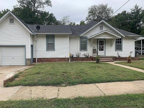 2306 W Circle Dr, Saint Joseph, MO, 64505-2222 | Card Image