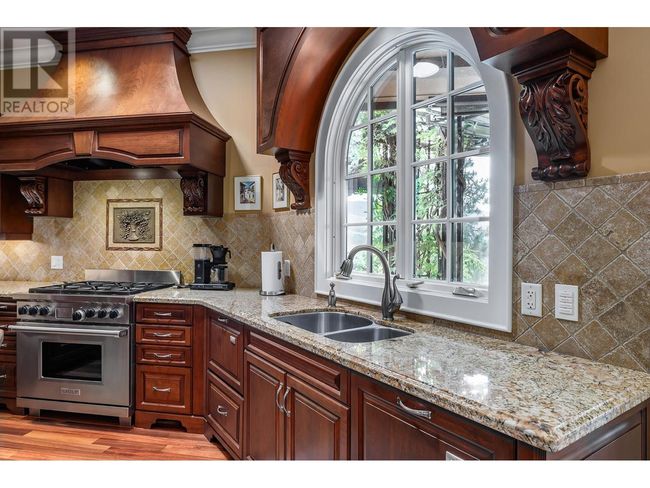 983 Westpoint Dr, House other with 4 bedrooms, 6 bathrooms and 2 parking in Kelowna BC | Image 8