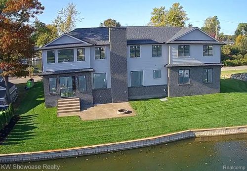 9090 Buckingham St, White Lake, MI, 48386-1512 | Card Image