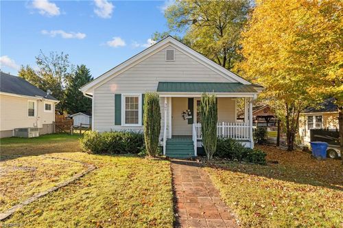 307 W Austin St, Mebane, NC, 27302-3125 | Card Image