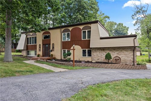 823 Willow Hollow Ct, Amherst, OH, 44001-2054 | Card Image