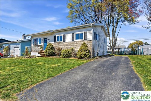 526 Faith Dr, CATASAUQUA, PA, 18032-1324 | Card Image