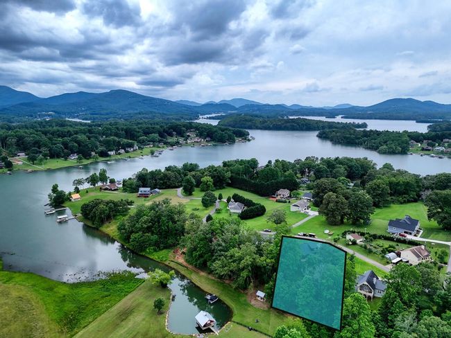 784 Sneaking Creek Dr, Home with 3 bedrooms, 4 bathrooms and null parking in Hayesville NC | Image 64