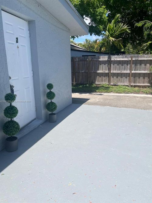 apt-2-2555 Ne 181st St, North Miami Beach, FL, 33160-2042 | Card Image