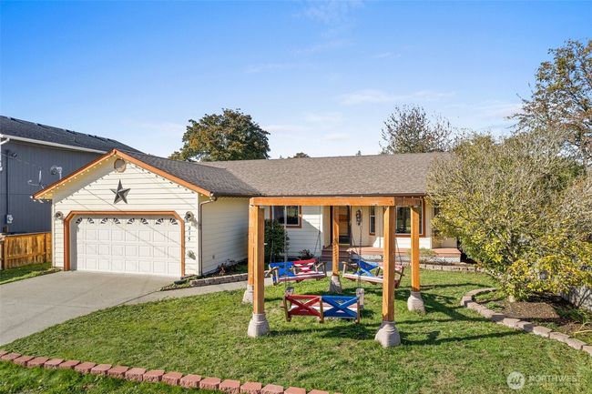 215 James St S, House other with 3 bedrooms, 2 bathrooms and 2 parking in Roy WA | Image 4