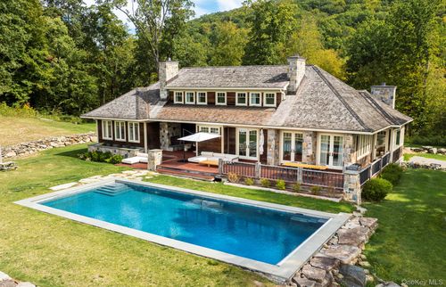 121 Quaker Hill Rd, Pawling, NY, 12564-1818 | Card Image
