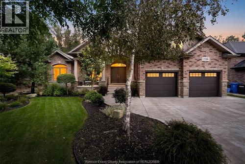 2216 Roxborough Blvd, House with 6 bedrooms, 3 bathrooms and null parking in Windsor ON | Card Image