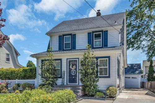 638 6th Ave, New Hyde Park, NY, 11040-5458 | Card Image