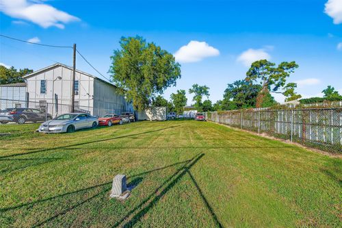 8109 W Hardy Rd, Houston, TX, 77022-3434 | Card Image