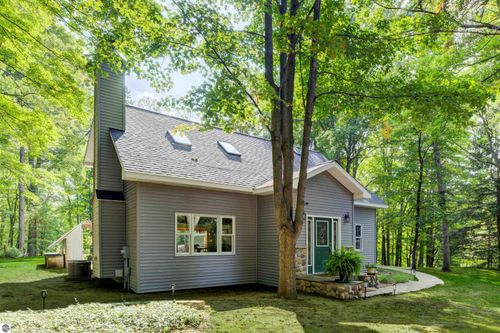 10019 Skiver Rd, Traverse City, MI, 49685-8090 | Card Image