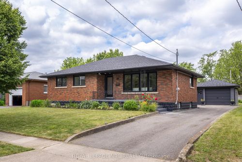 76 2nd St, Welland, ON, L3B4T6 | Card Image