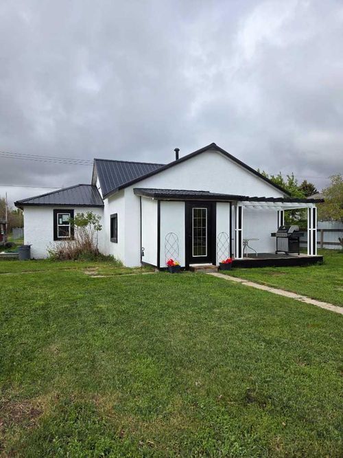 206 1 Avenue E, Foremost, AB, T0K0X0 | Card Image