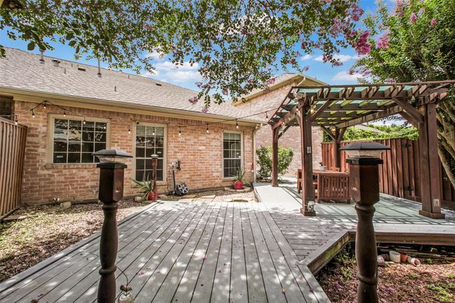 Spacious back deck perfect for entertaining. | Image 28